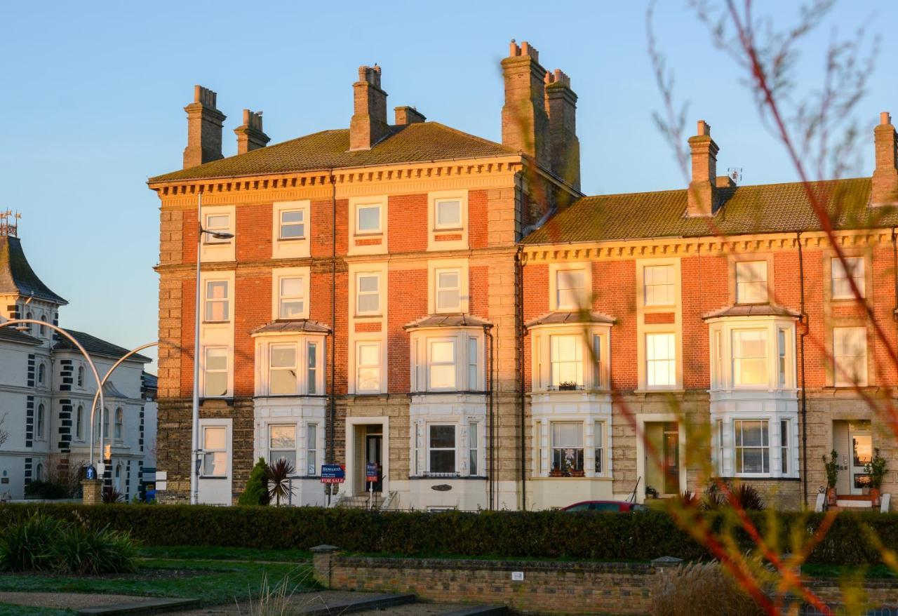 Sea Views Stunning 2 Bedroom Apartment # Lowestoft Luaran gambar