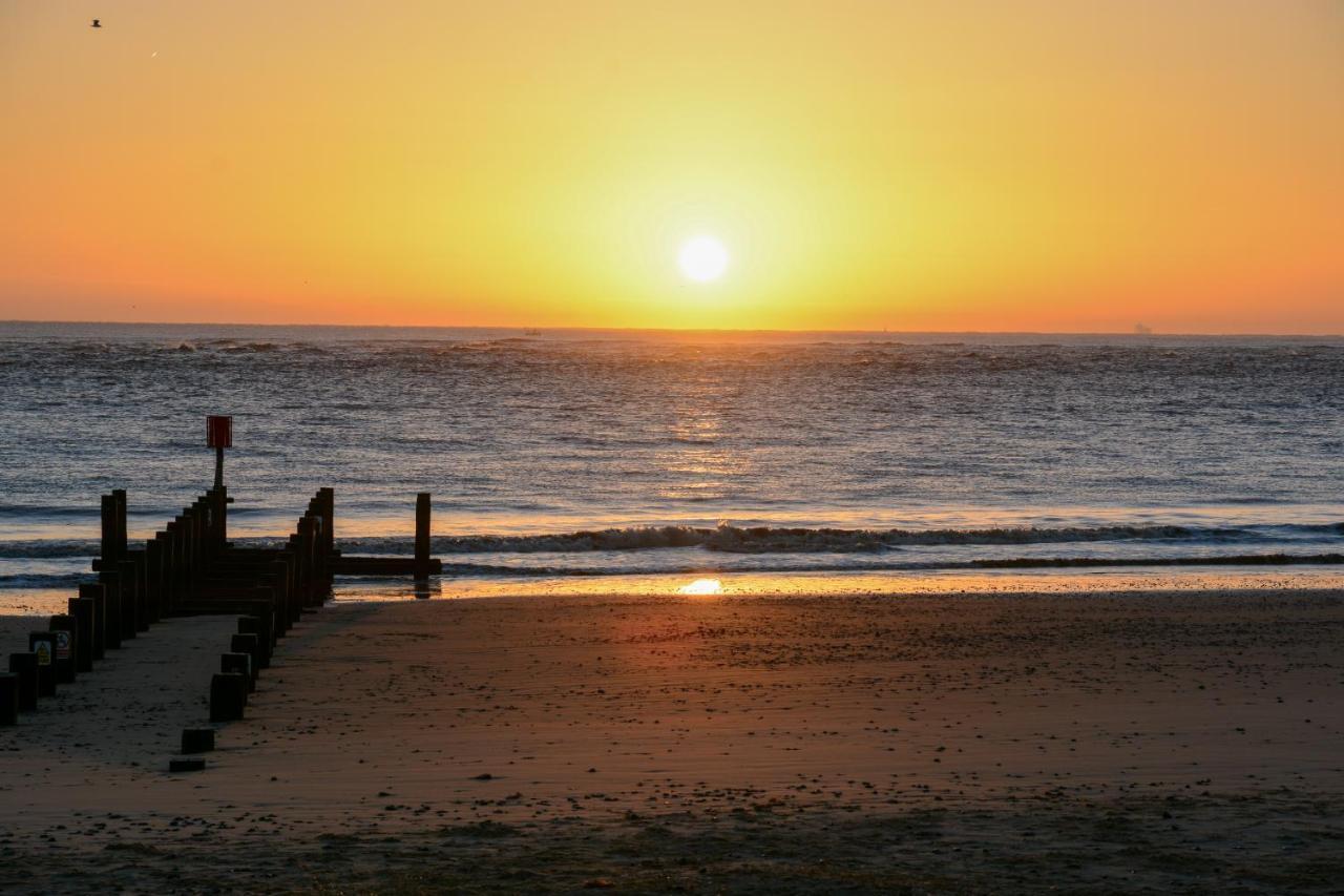 Sea Views Stunning 2 Bedroom Apartment # Lowestoft Luaran gambar
