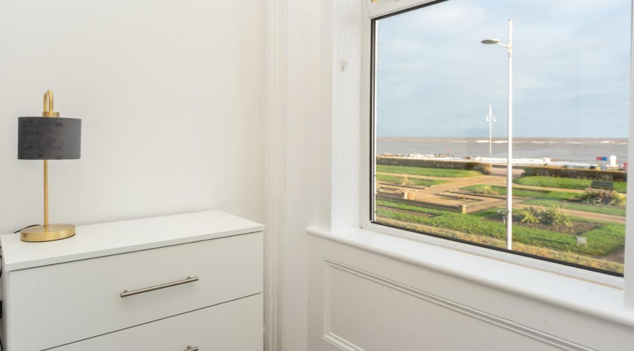 Sea Views Stunning 2 Bedroom Apartment # Lowestoft Luaran gambar