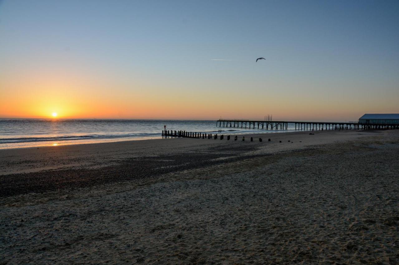 Sea Views Stunning 2 Bedroom Apartment # Lowestoft Luaran gambar
