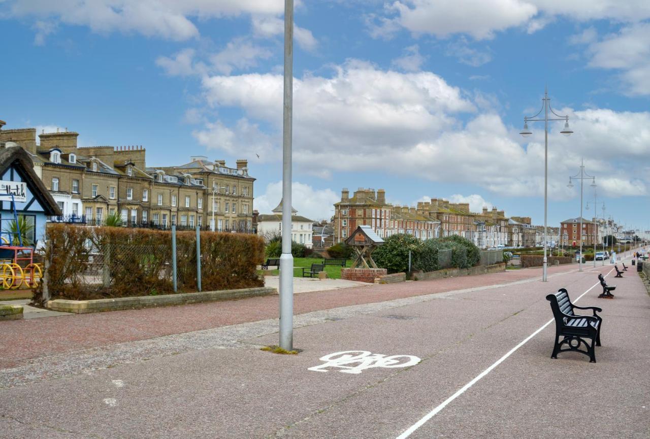 Sea Views Stunning 2 Bedroom Apartment # Lowestoft Luaran gambar